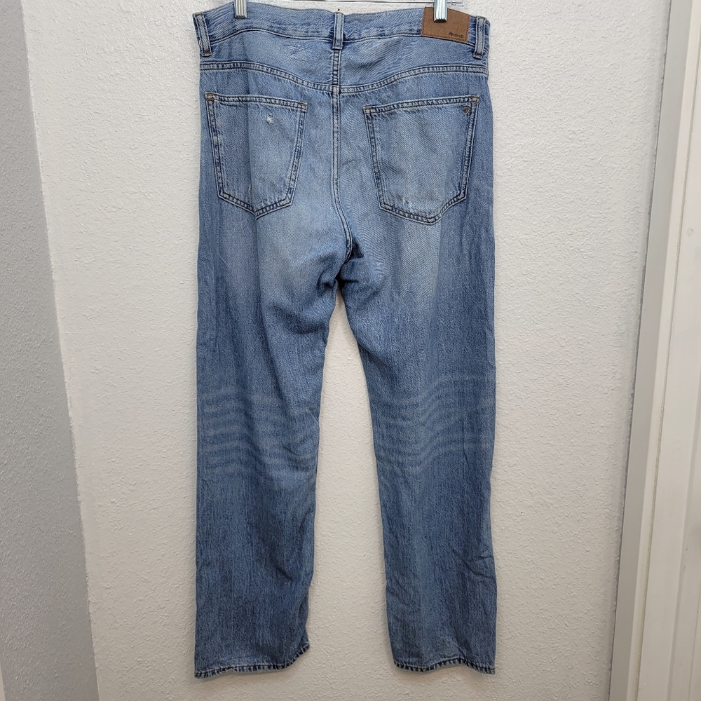 Madewell The Dean Easy Straight Jean in Northridge Wash: Airy Denim Edition - Picture 6 of 14